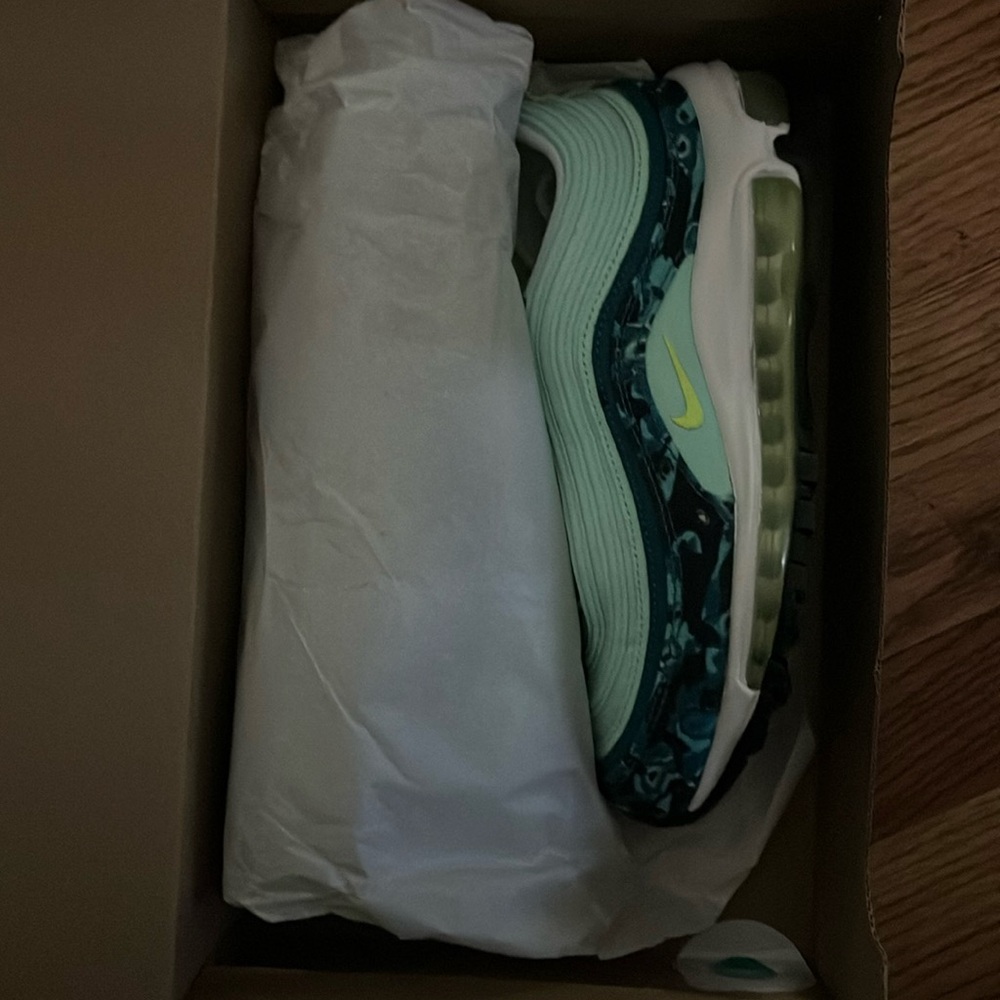 Women’s 6 and 6.5 left